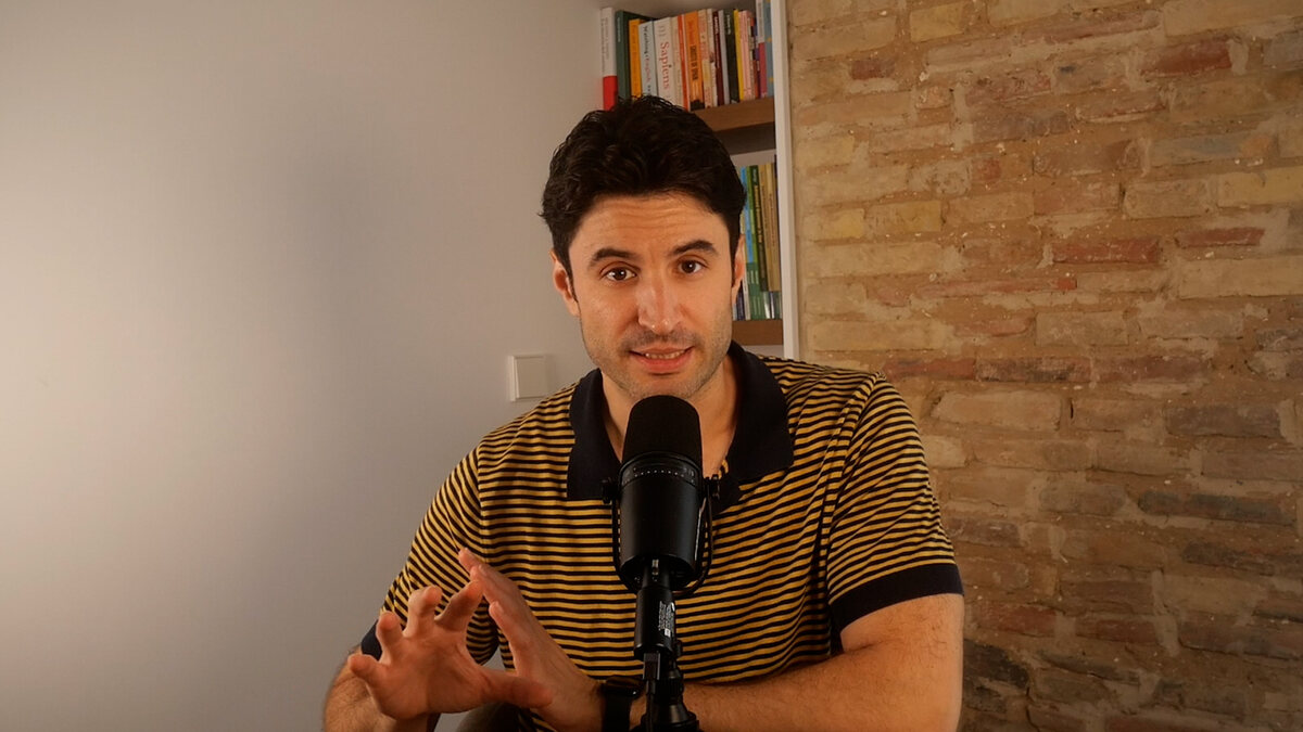 César grabando una lección de Español PRO
