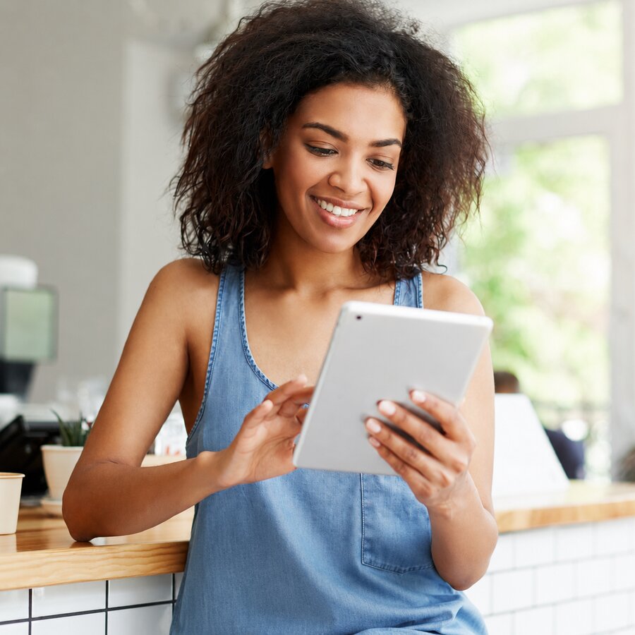 Estudiante practicando español con su tablet